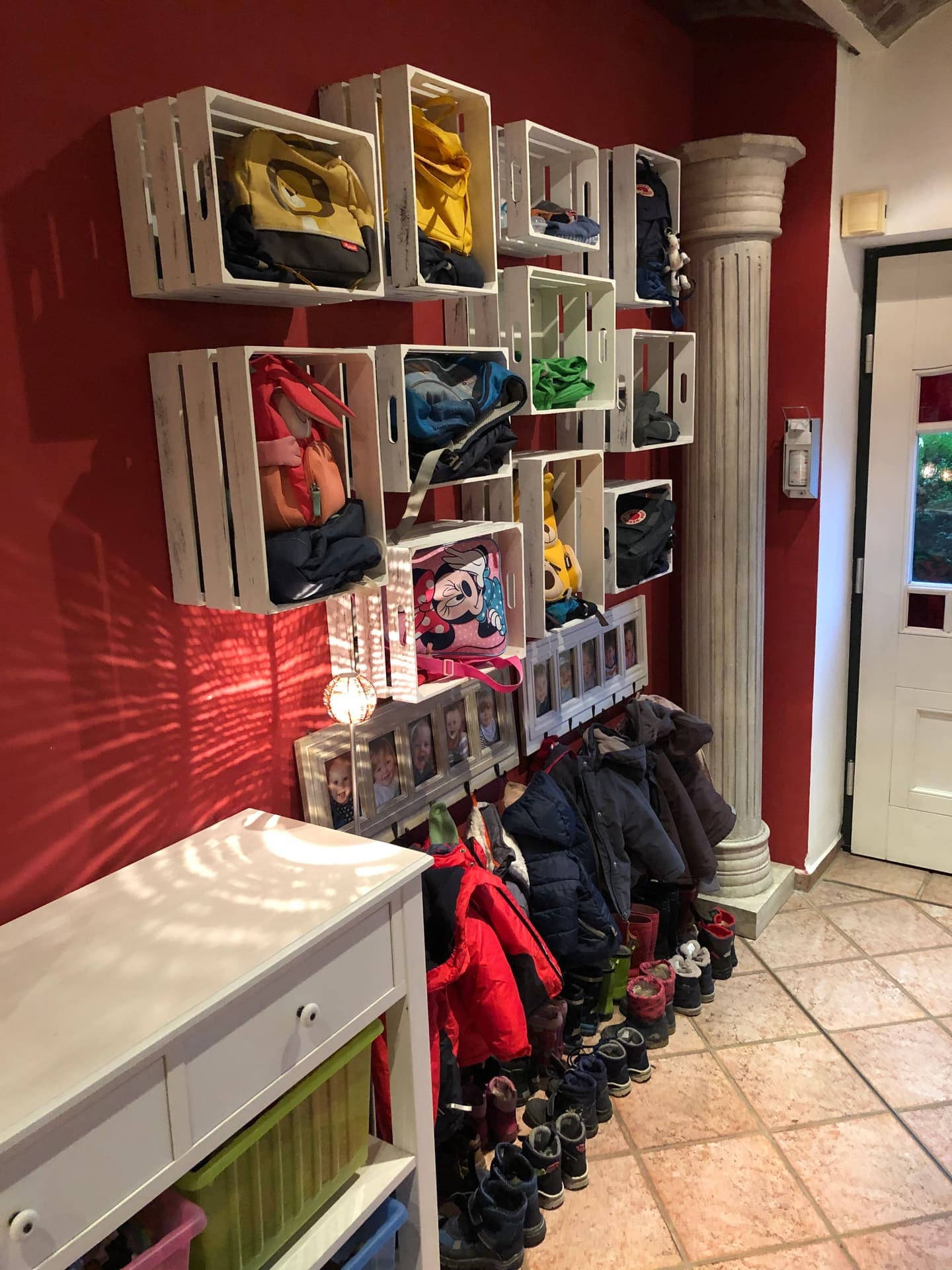 Garderobe mit Fächern für jedes Tageskind